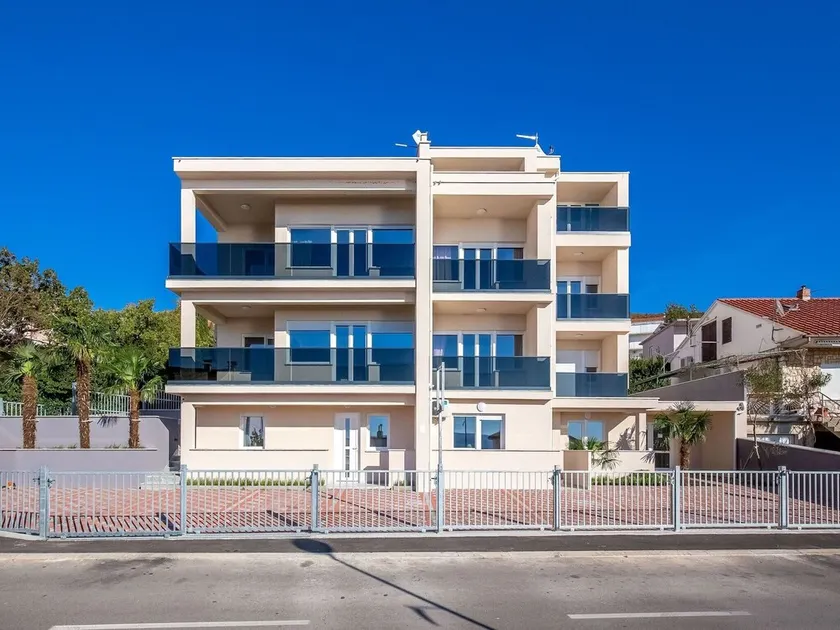 Apartment with swimming pool near sea - Image 1
