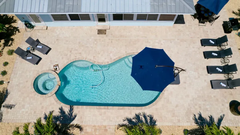 Happy Ours - sur un canal avec piscine chauffée et jacuzzi. Apportez votre bateau - Image 1
