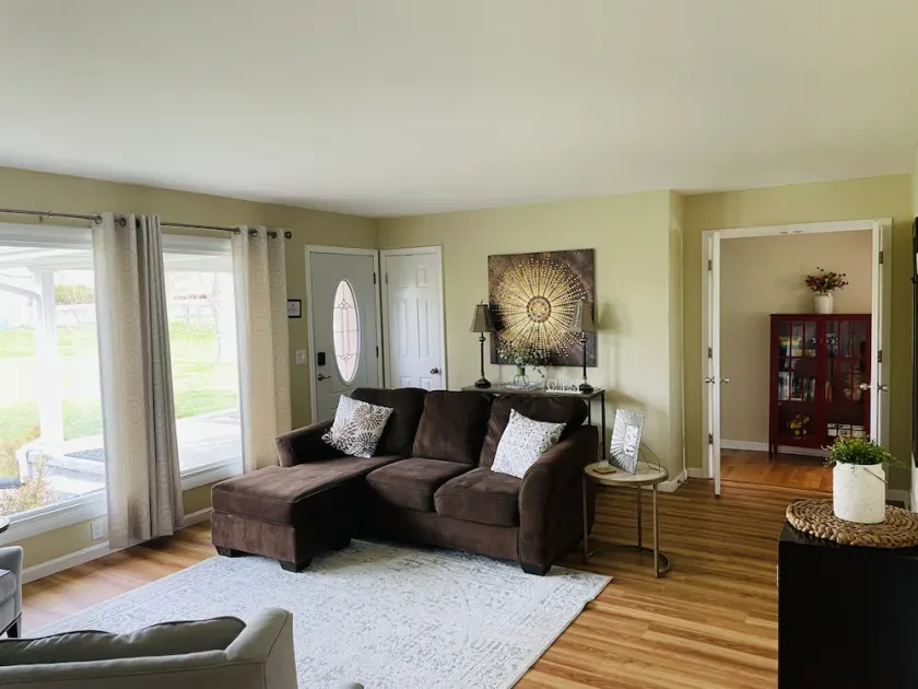 Restful Retreat, 4BR/3BA on 2 acres, Sleeps up to 12 people - Image 1