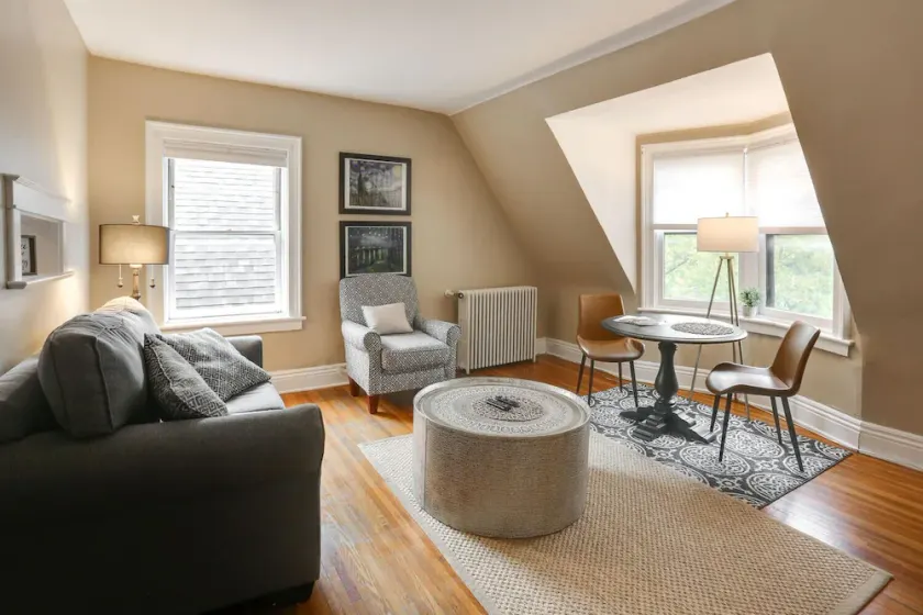 2 Bed/1 Bath Apartment, Fully Stocked Kitchen, Spacious, Premium City Location - Image 1