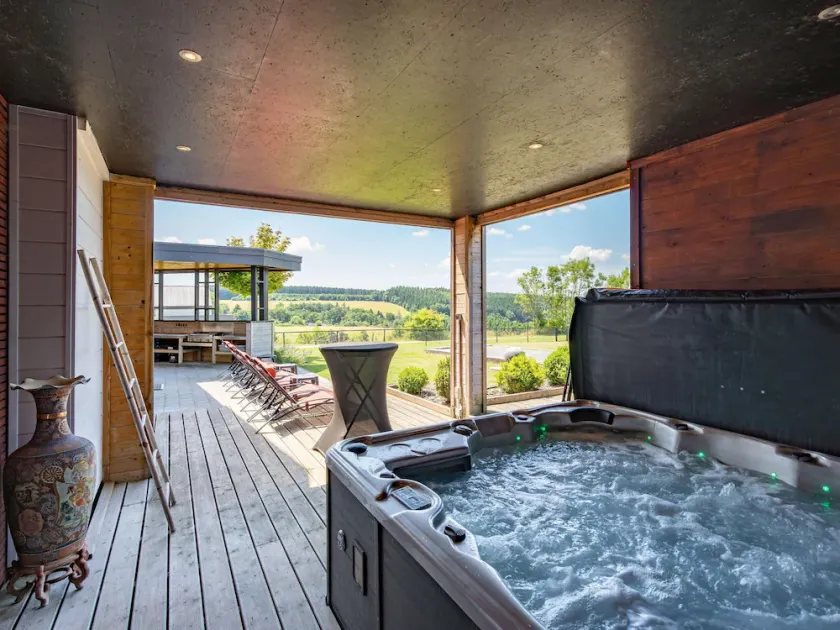 Beautiful, completely renovated luxury home with sauna, jacuzzi and private bathrooms - Image 1