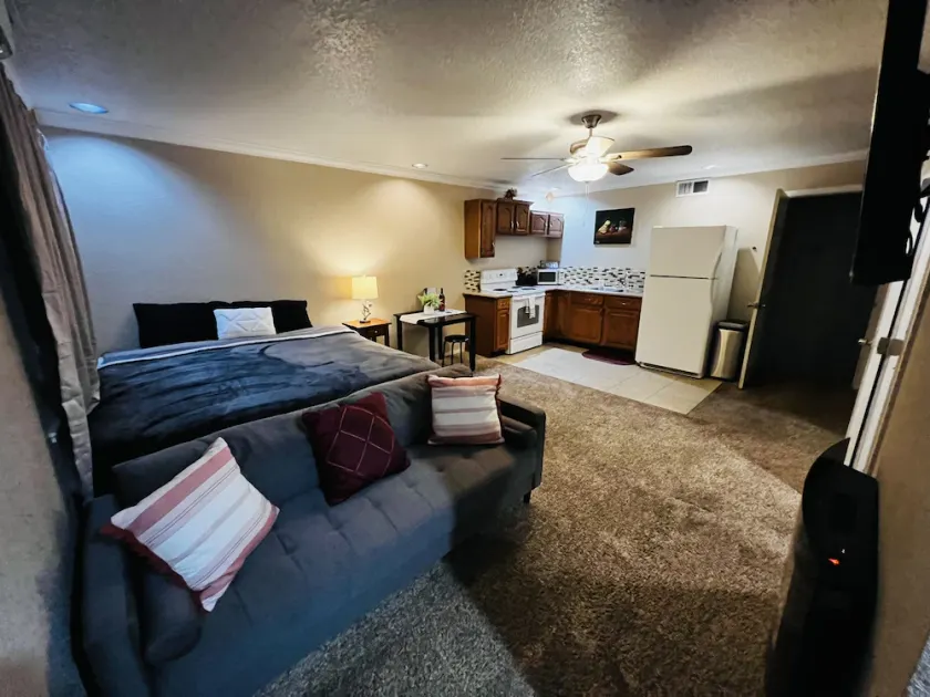 Spacious & Modern studio in the Heart of Roseville  - Image 1