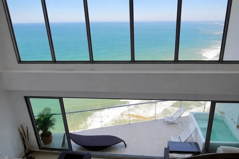 Floating Penthouse Loft/W/ Prv Hot Tub ! - Image 1