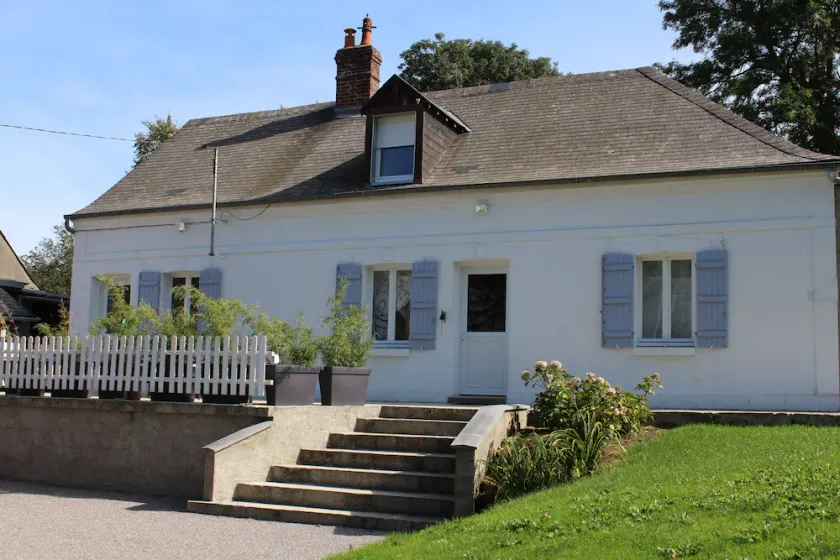 Lyst sommerhus med terrasse og have ideel til at besøge regionen - Image 1