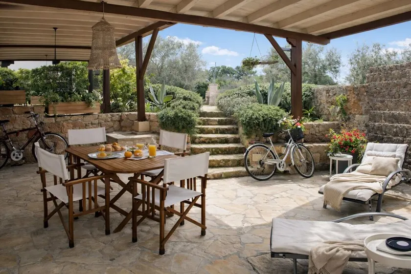 Casina Matilde is a charming retreat carved into an ancient tuff quarry, with walls that tell stories from distant times. This gem, featuring its characteristic barrel vaults, offers a bright furnished veranda for moments of pure stillness, a spacious ro - Image 1