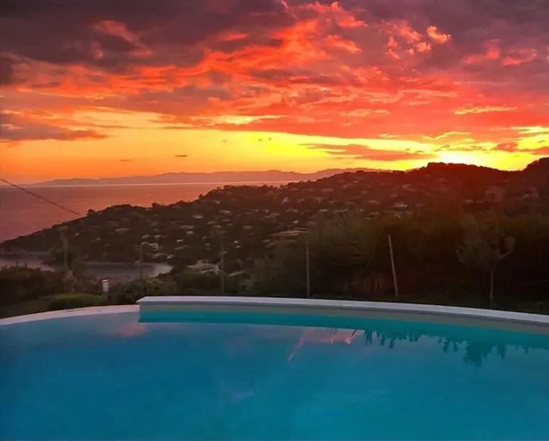 ☀️Südsardinien 🌺Atemberaubender sonniger Pool mit salzigem Meerblick\" - Image 1