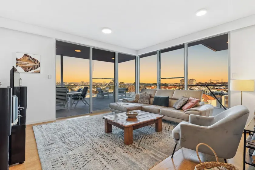 Peaceful Sanctuary with Panoramic Views near Optus Stadium - Image 1