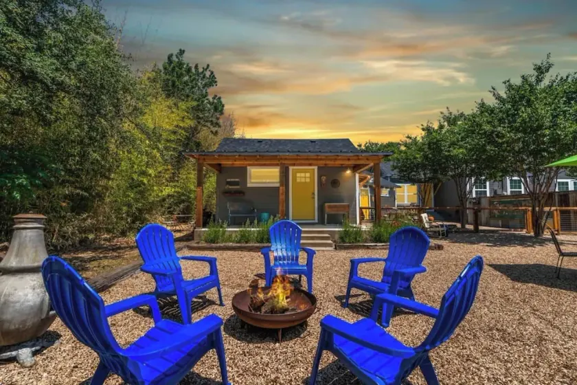 House and Bungalow with Sunny Courtyard - Image 1