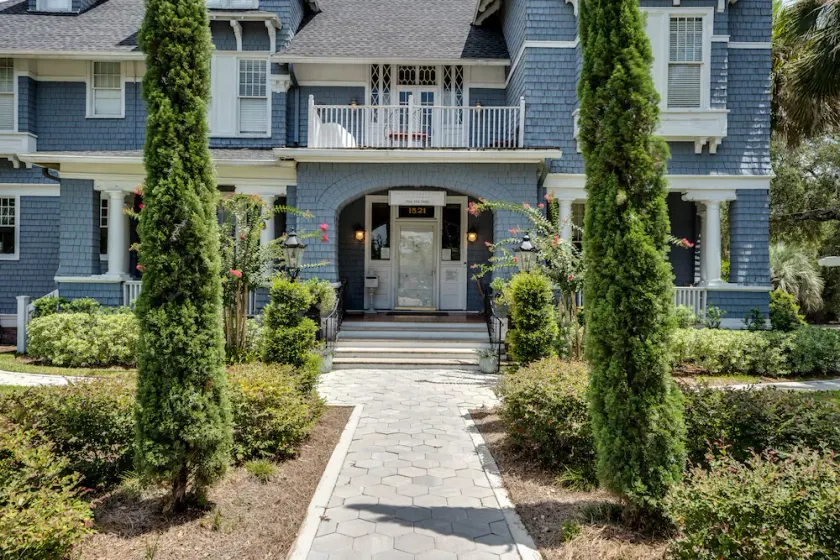 Riverdale Inn - Image 1