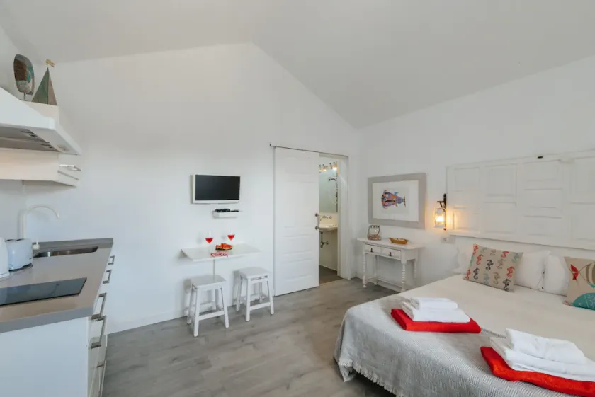 Monolocale con terrazza, piscina e giardino - Image 1
