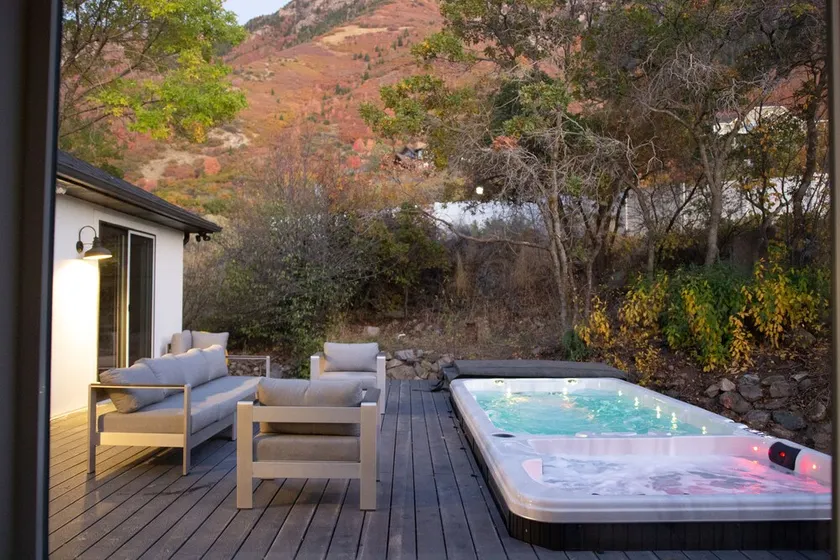 Luxury Mansion (5300sqft), 17 mins to Ski Resorts - Image 1
