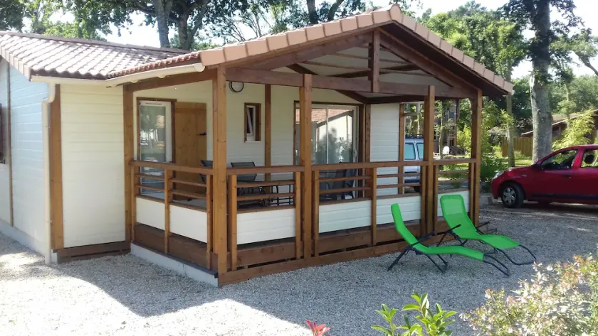 AZUR : Chalet dans parc résidentiel au cœur d une pinède, proche plages et golf. - Image 1