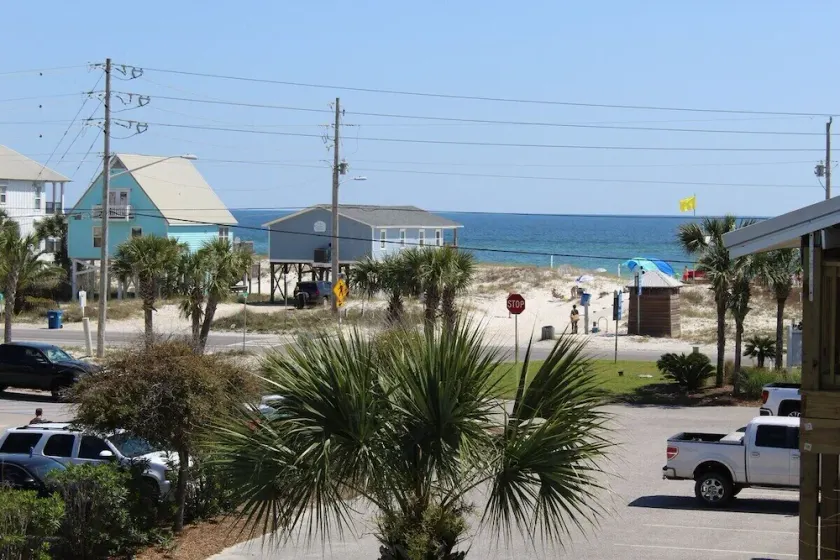 Beautiful Condo in Gulfshores, AL, 2 min walk to the Beach, Pool and Fishing - Image 1