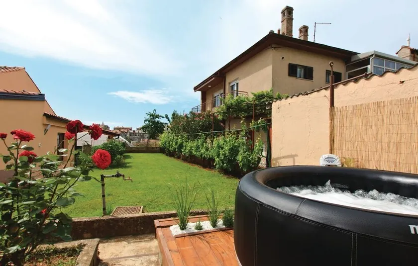 House 1072/5743 (Istria - Pula), 2800m from the beach - Image 1