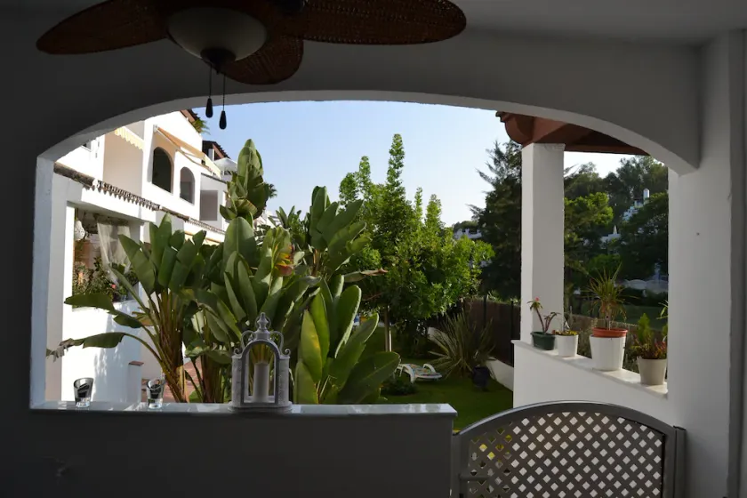 Profitez d'un parcours de golf et de la plage à Golden Beach, Elviria - Image 1