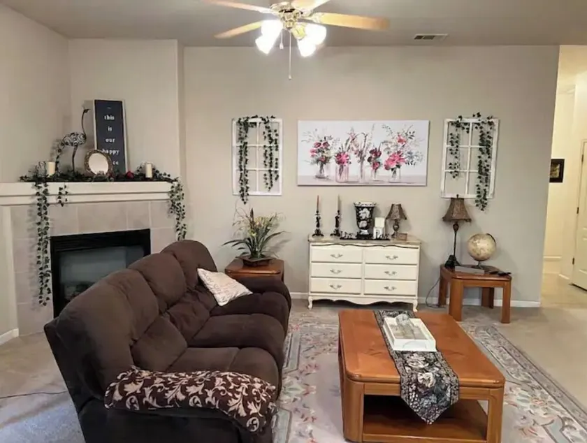 Luxurious 4-bedroom home with patio - Image 1