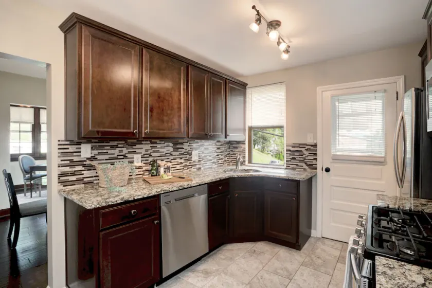 Charming Carnegie Cottage 15 Minutes from Airport & Downtown - Image 1