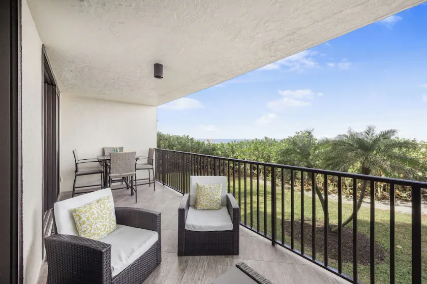 Rare walkout condo on beach with pool, spa and tennis - Image 1