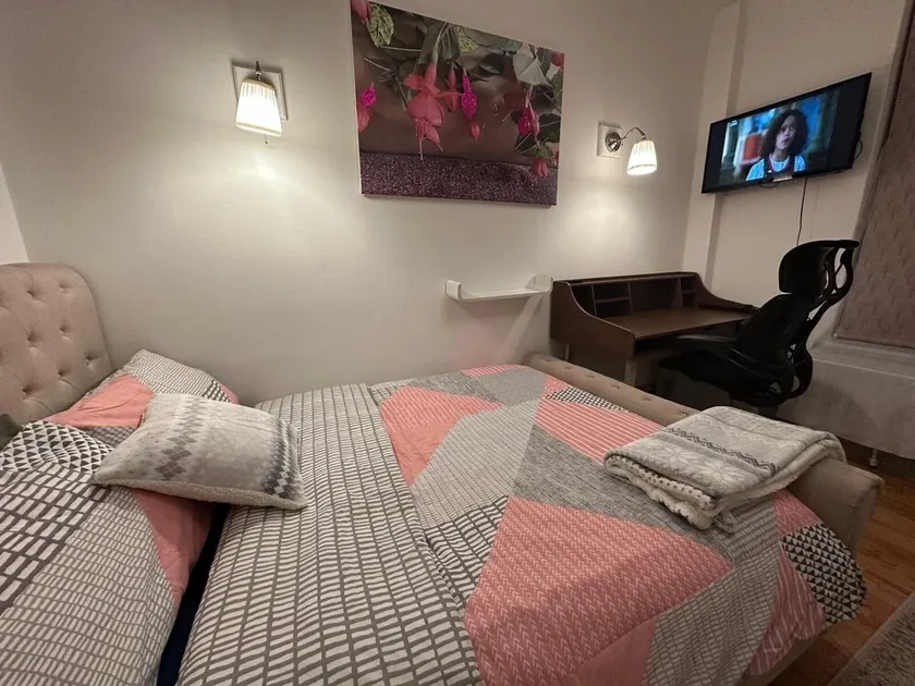 Cosy double bedroom available in a 2-bedroom apartment,  at weekends/holidays. - Image 1