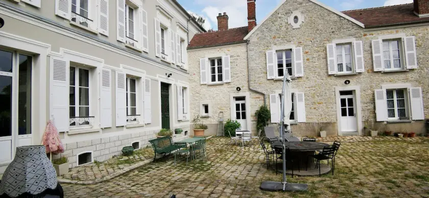 Charming mansion in the Fontainebleau forest - Image 1