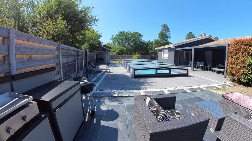 5-bedroom house, swimming pool, bowling alley, - Image 1