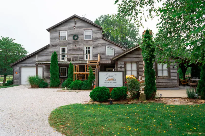 The Lodge - Cozy farm stay with hot tub & breathtaking views 10 min to FL & WBS - Image 1