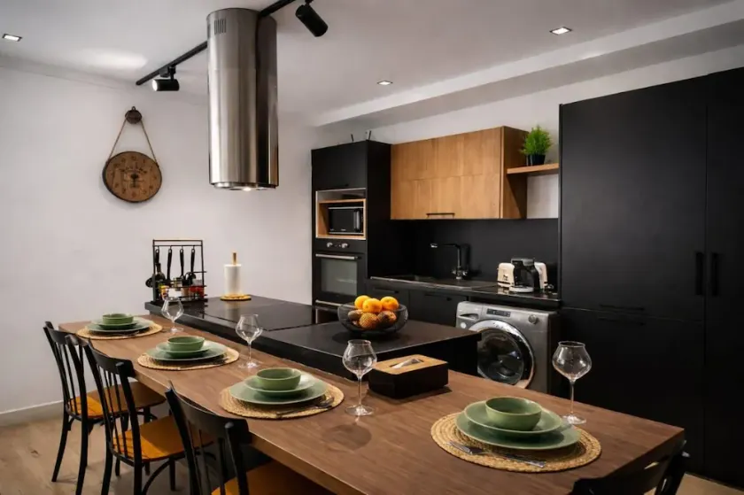 Captivating 2-Bed Apartment in Tunis - Image 1