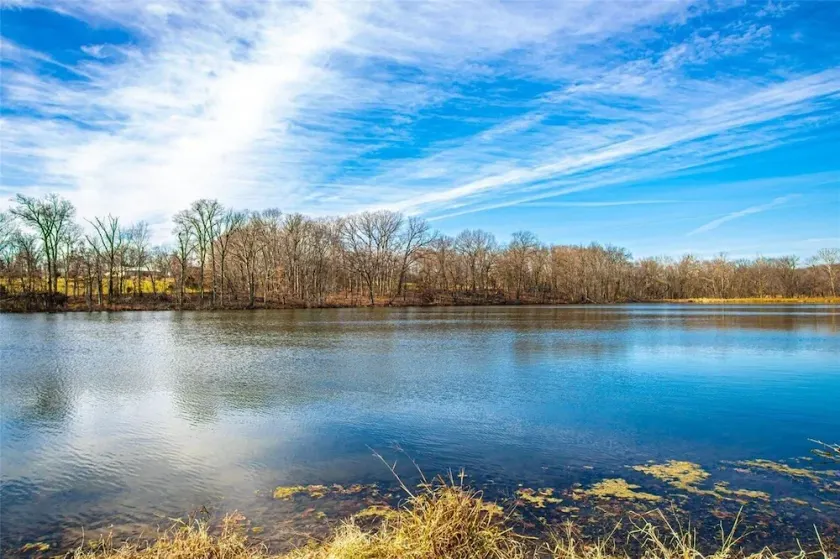 Secluded and Cozy Lake House/Farmhouse on 40 acres with a 13 acre private lake - Image 1