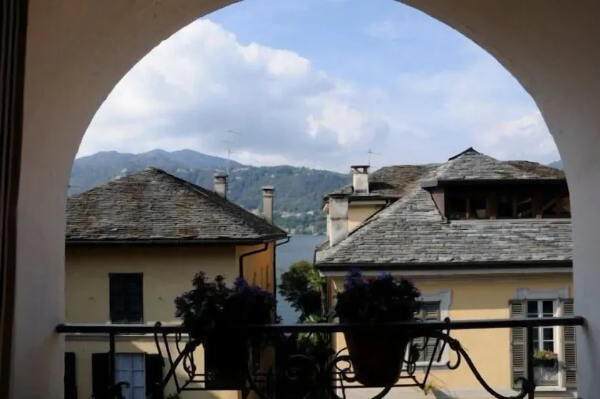 17th century building in the historic center of Lake Orta - Image 1