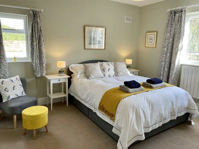 Large luxury 1 bed flat with off street parking & shared garden near town centre - Image 1