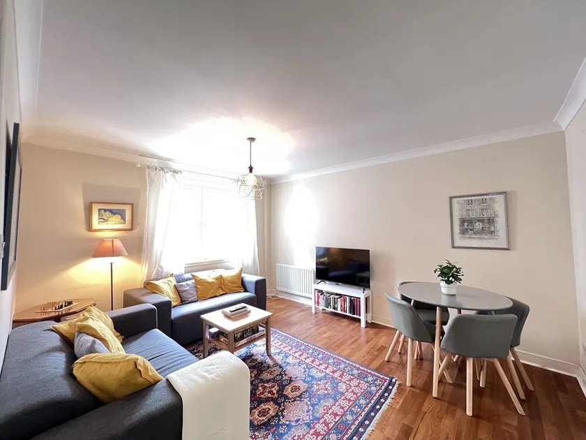 Cosy, right next to the Royal Mile and Arthur´s Seat & free secure parking - Image 1