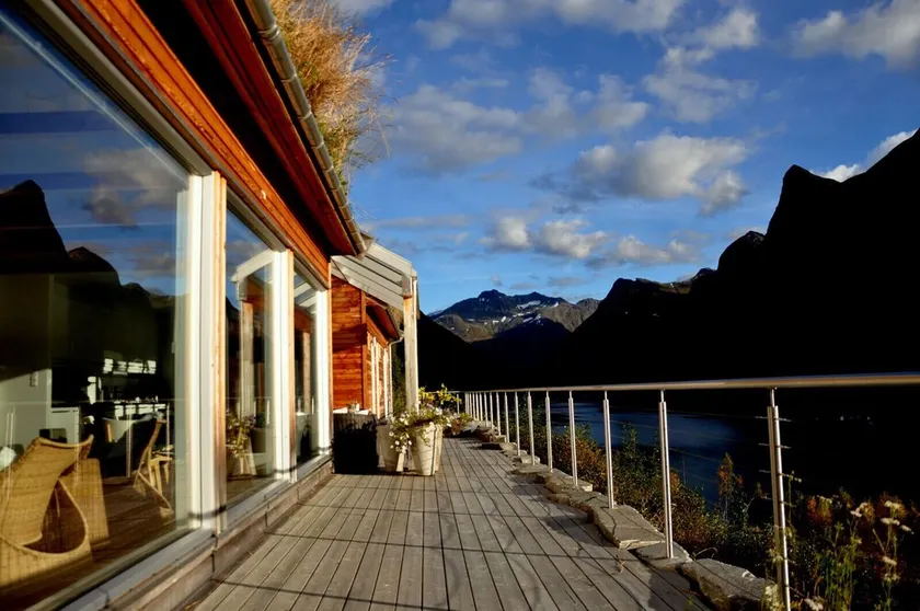 Cottage in beautiful and dramatic landscape - Image 1