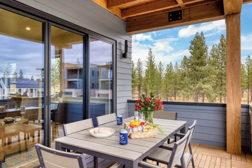 Sleeps 20, 4 Units 10bdr, Hot Tub, Near Old Bend + DT Aerie by Avantstay - Image 1