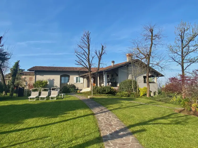 MAESTOSA VILLA A POCHI KM DAL LAGO DI GARDA CON AMPIO GIARDINO E 2 PORTICATI - Image 1