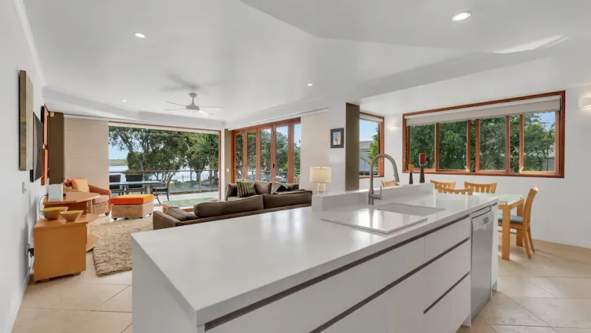 Luxury Riverfront Apartment - Image 1