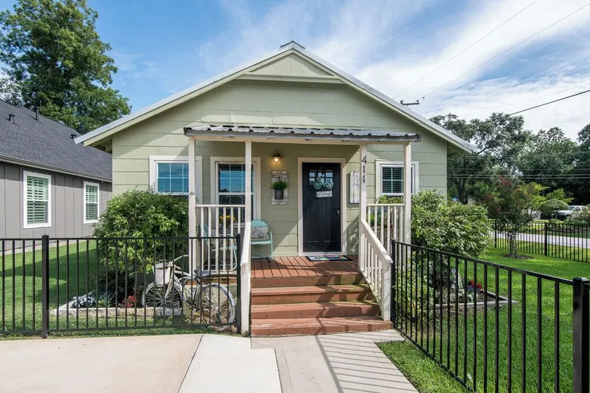 Tomball Craftman Cottage - Image 1
