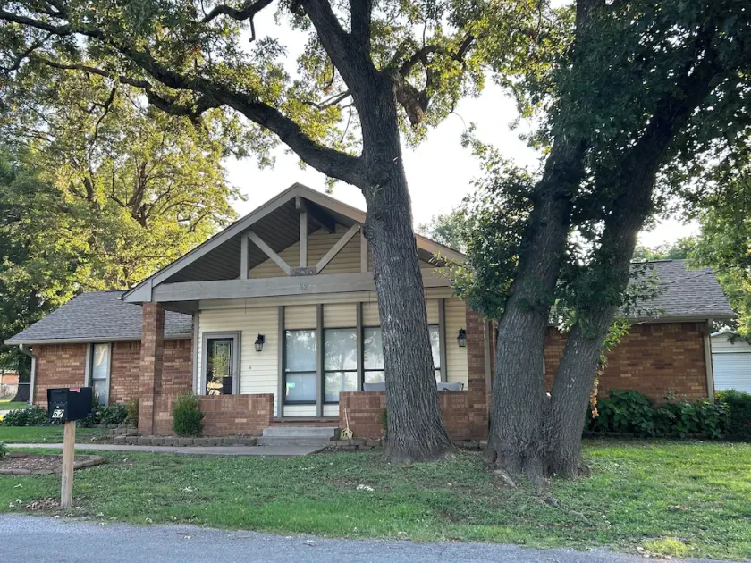 Spacious Lake View with Chef's Kitchen! Two minute walk to lake. - Image 1