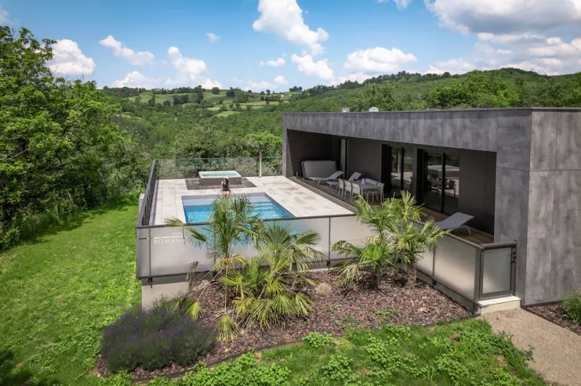 Villa Romana: Luxury and Relaxation with Private Pool and Exclusive Jacuzzi - Image 1
