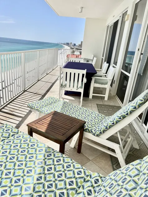 Condo de plage sur la plage avec vue imprenable sur l'océan - Image 1