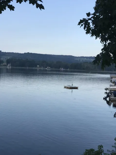 \"Ron Golden Pond\" ist ein Ort, an dem man Erinnerungen sammeln kann, ein besonderes Zuhause mit großer Energie. - Image 1