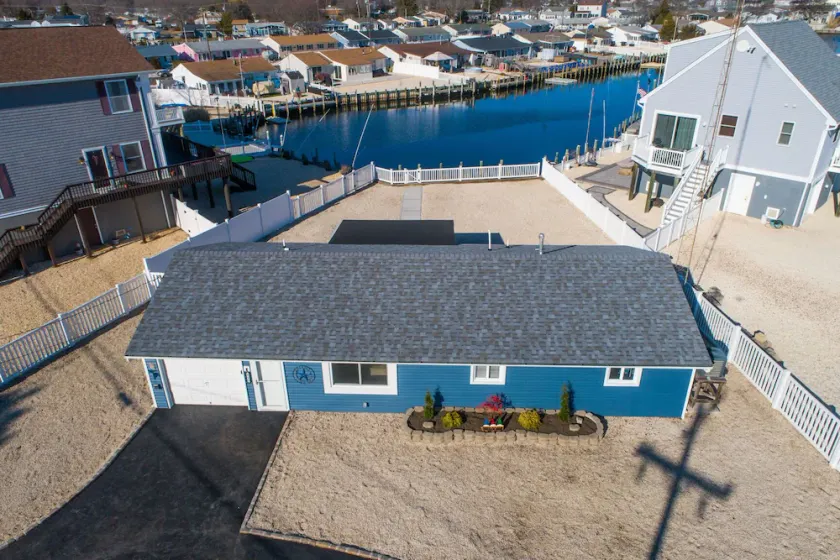 Waterfront Beach House: Sleeps 6, 2 full bath - Image 1