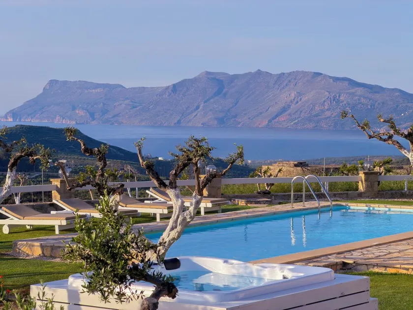 Traditional Fully Private Villa with Pool - Image 1
