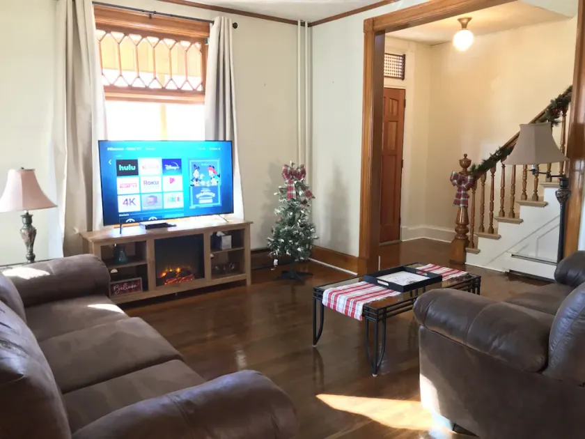 Clean and Roomy 4 Bedroom House - Image 1