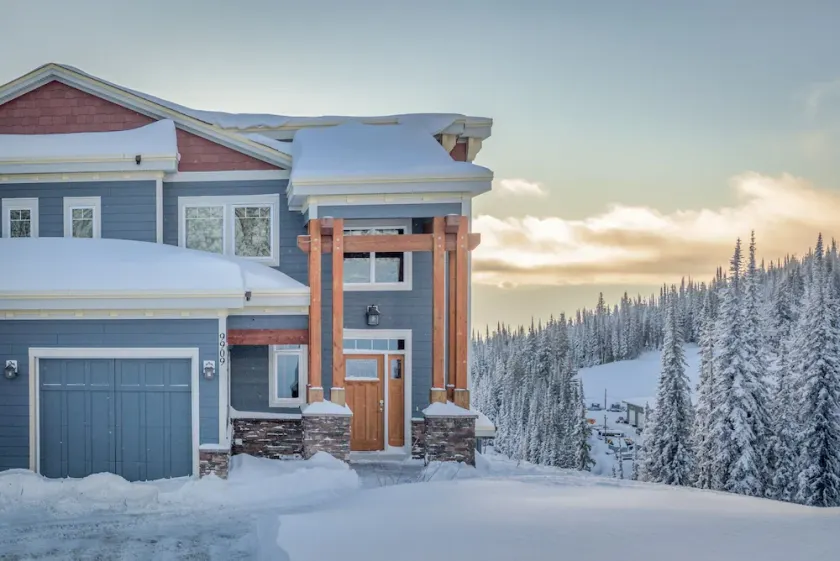 Unrivalled Deluxe Ridge location Duplex with Amazing Views and good ski in/out - Image 1