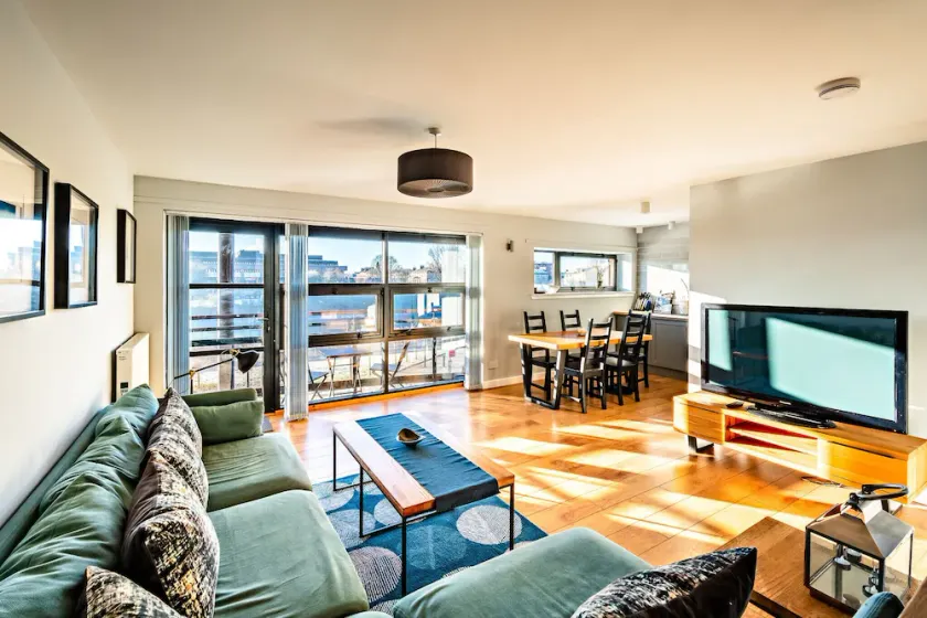 Carrick Quay Two bedrooms with balcony - Image 1