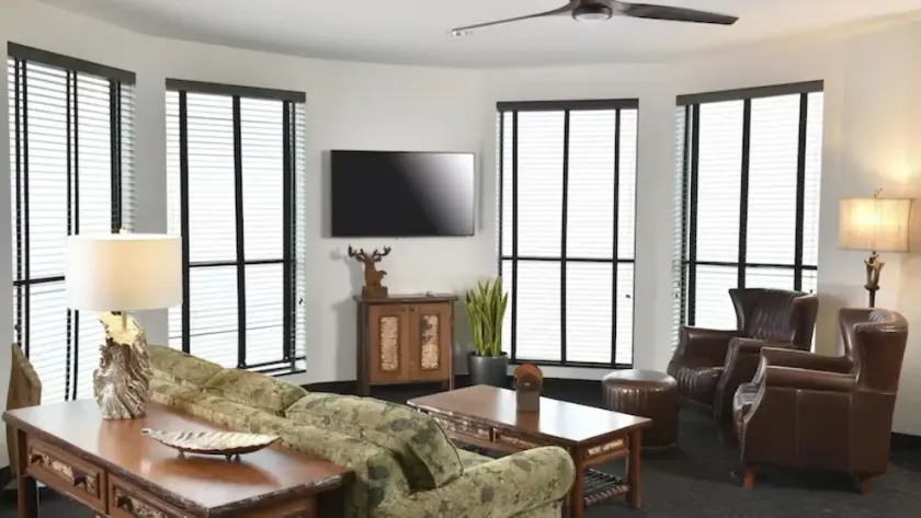 Escape to Our Warm Country Retreat! Spacious Rustic Rooms, Parking - Image 1