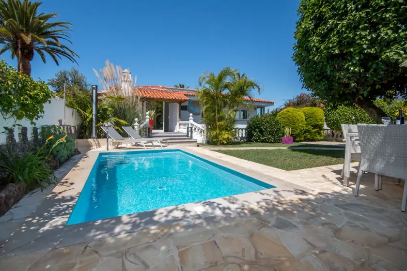 Top modern penthouse, heated pool, garden, beach within walking distance, parking space - Image 1