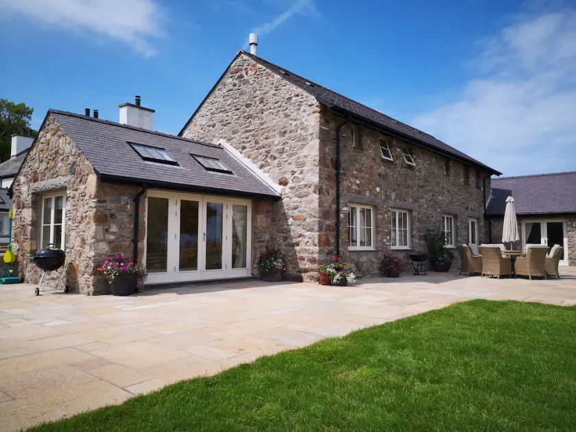 PENRHYN BARN, pet friendly, luxury holiday cottage in Moelfre - Image 1