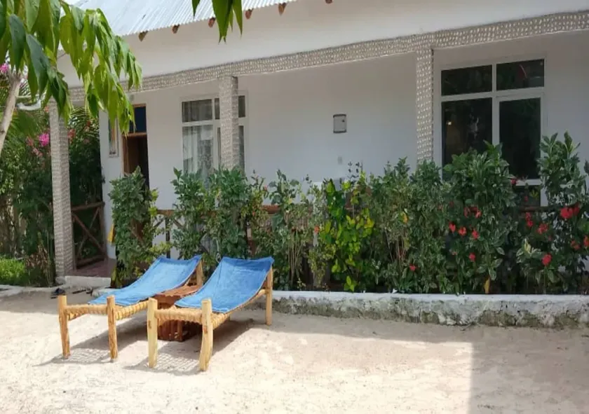 Pole Pole Bungalow - Image 1