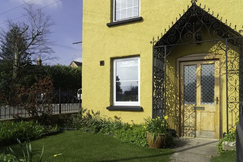 Crossways - a modern two bedroom village apartment close to cheltenham - Image 1